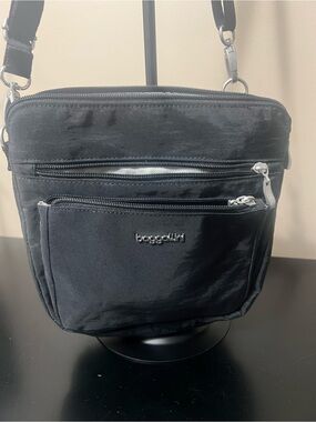 Baggallini Black Compact Crossbody Messenger Bag